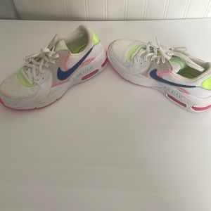 Women’s 6.5 Nike Air Max.